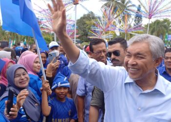 AHMAD Zahid Hamidi melambai tangan kepada peneroka yang hadir pada Program Kesejahteraan Komuniti Felda Madani dan Program Desa Cerdas di Felda Tenang, Besut, baru-baru ini.
UTUSAN/KAMALIZA
