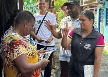 CALON kerusi DUN Prai daripada MUDA, H. Vikneswary (kanan) ketika bertemu pengundi di kawasan Seberang Perai, Pulau Pinang baru-baru ini dalam siri kempen sempena PRN.