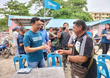 DOMINIC Lau ketika turun padang bertemu para pengundi daripada komuniti nelayan di Kampung Bagan, Teluk Kumbar, Pulau Pinang hari ini.