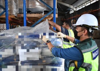 SEBAHAGIAN konsainan makanan haiwan dari Itali yang disita oleh Maqis di pintu masuk Dermaga Air Dalam, Butterworth, Pulau Pinang hari ini kerana tidak mempunyai permit import yang sah.