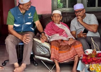 AZHAR Ibrahim (kiri) turun padang melawat salah seorang pemimpin veteran tempatan, Salleh Lebai Yunus, 87, (dua dari kanan) di Kampung Pak Chik, Jerlun, Kedah. -UTUSAN/ASYRAF MUHAMMAD