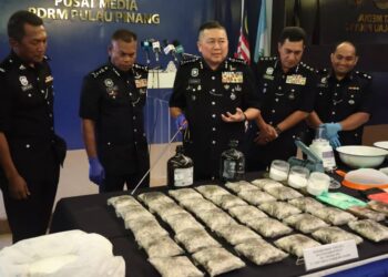 KHAW Kok Chin menunjukkan sebahagian dadah yang dirampas daripada satu sindiket di sekitar Butterworth dalam sidang akhbar di IPK Pulau Pinang, George Town hari ini. - Pic: IQBAL HAMDAN
