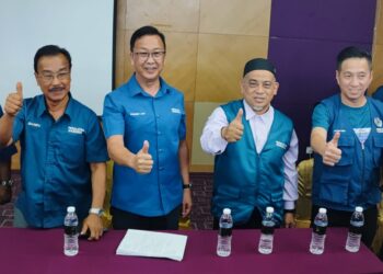 DOMINIC Lau (dua dari kiri) bersama barisan pemimpin parti komponen PN Pulau Pinang pada majlis pelancaran manifesto PN bagi PRN Pulau Pinang di Kepala Batas, Pulau Pinang hari ini.