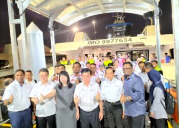 CHOW Kon Yeow menjadi antara penumpang terawal yang menaiki feri baharu Pulau Pinang yang mula beroperasi secara rasmi hari ini.