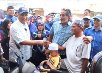 REEZAL MERICAN Naina Merican bersama Khairy Jamaluddin ketika berkempen di sekitar pekan lama Kepala Batas, Pulau Pinang hari ini. - Pic: IQBAL HAMDAN