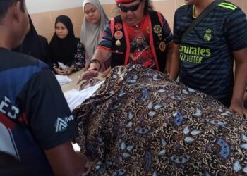 ABDUL Rani Kulup Abdullah ketika menziarahi jenazah adik lelakinya yang meninggal dunia di Ipoh hari ini. - UTUSAN