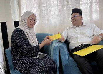 AZUAN Effendi Zairakithnaini (kanan) mewakili Yang di-Pertuan Agong menyampaikan sumbangan peribadi kepada balu mangsa nahas Elmina. - FB ISTANA NEGARA
