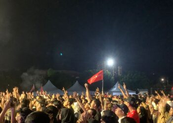 ORANG ramai dihiburkan dengan acara konsert sebelum ceramah bermula.