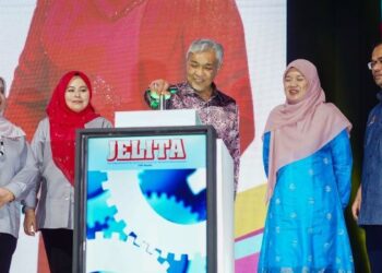 AHMAD Zahid Hamidi merasmikan Majlis Pelancaran Jelita di Dewan Merdeka, Pusat Dagangan Dunia Putra, Kuala Lumpur, hari ini. - UTUSAN/SHIDDIEQIIN ZON