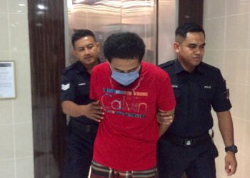 TERTUDUH (tengah) yang mengaku tidak bersalah melakukan amang seksual fizikal ke atas anak tiri perempuannya dibawa keluar dari Mahkamah Sesyen Kuala Terengganu, hari ini. - UTUSAN/TENGKU DANISH BAHRI TENGKU YUSOFF