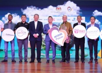 DATUK Ameer Mydin (enam dari kiri) bersama lapan rakan strategik kerjasama inisiatif ESG 'MYDIN Prihatin #forfuture'.