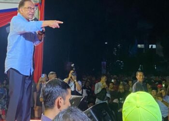 ANWAR Ibrahim menyampaikan ceramah di Padang Taman Permata, Hulu Kelang, Selangor. 