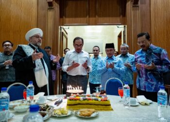 ANWAR Ibrahim mengaminkan doa semasa majlis sambutan hari lahirnya.-  FB/ANWAR IBRAHIM
