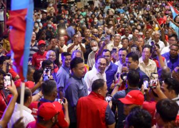 ANWAR Ibrahim ketika hadir pada Ceramah Jelajah Perpaduan PMX di Kompleks Muhibbah Tanjung Sepat. - UTUSAN/FAISOL MUSTAFA