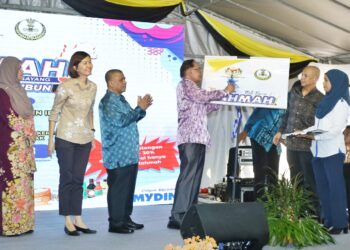 ANWAR Ibrahim melancarkan program Jualan Rahmah Kasih Sayang Mega@Tambun di pekarangan Mydin Manjoi di Ipoh. - UTUSAN/MUHAMAD NAZREEN SYAH MUSTHAFA