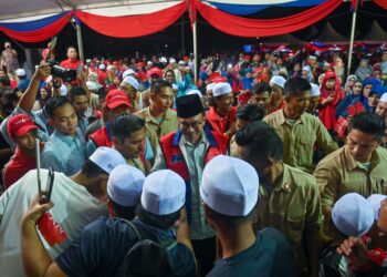ANWAR Ibrahim (tengah) beramah mesra dengan orang ramai yang hadir pada Majlis Ceramah Jelajah Perpaduan di Batu Hampar,  Manir,  Kuala Terengganu, malam ini. - UTUSAN/PUQTRA HAIRRY ROSLI