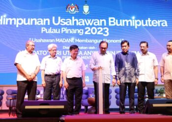 ANWAR Ibrahim menyempurnakan Program Himpunan Usahawan Bumiputera Pulau Pinang 2023 di Bertam Resort, Pulau Pinang. - UTUSAN/IQBAL HAMDAN 