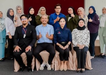 MUHAMMAD NUR ZHARIF Zamree (duduk, tiga dari kanan) pada majlis pelancaran '1kereta 1alat pemadam api' anjuran Fire Fighter Solution di Kuantan, Pahang.