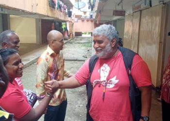 ARUL menyantuni penduduk di rumah pangsa di Taman Permata Dengkil, Selangor. - UTUSAN/MOHD HUSNI MOHD NOOR