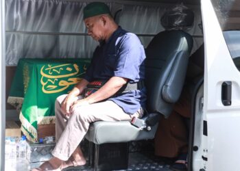 Muhamad Salleh Othman, 57 mengiringi jenazah anaknya, Allahyarham Muhamad Hafiz Muhamad Salleh mangsa nahas pesawat terhempas sebelum dibawa ke Sungai Petani, Kedah bagi proses pengkebumian ketika di Masjid Ar-Rahimiah, Klang. Utusan/AFIQ RAZALI