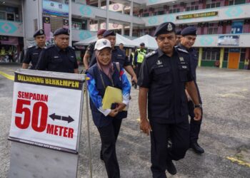 AYOB Khan Mydin Pitchay melakukan tinjauan di sekitar Pusat Mengundi Bukit Antarabangsa, Sekolah Menengah Kebangsaan Seri Keramat, Selangor, hari ini. - UTUSAN/AMIR KHALID
