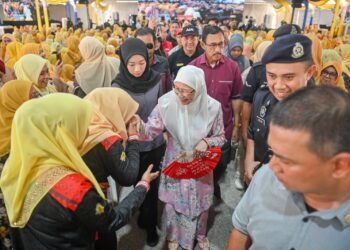 WAN Azizah Wan Ismail (tengah) beramah mesra bersama usahawan mikro pada majlis pelancaran Program Tuisyen Untuk Anak Sahabat Usahawan AIM di Kuala Nerus,  hari ini. - UTUSAN/PUQTRA HAIRRY ROSLI