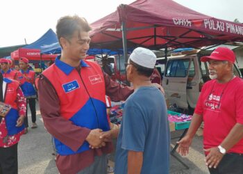 CALON PH-BN kerusi DUN Permatang Pasir, Muhammad Faiz Fadzil (tiga dari kanan) ketika turun berkempen di sebuah pasar malam di Kubang Semang, Bukit Mertajam, Pulau Pinang semalam.