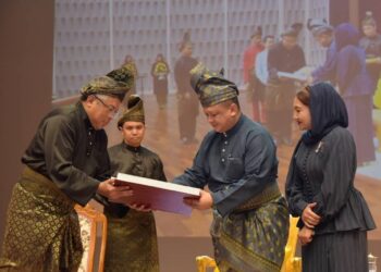 TUANKU Syed Faizuddin Putra Jamalullail
berangkat merasmikan Seminar Antarabangsa Integrasi Alam dan Tamadun (SUTERA) 2023 & SEMALU III yang diintegrasikan dengan tema ‘Budaya Penyelidikan Watan: Melestari Identiti Keunikan ASEAN’, di Thaksin University (TSU), Songkhla, Thailand, semalam.-UTUSAN