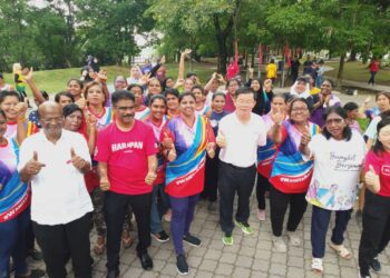 CALON kerusi DUN Prai, S. Sundarajoo (dua dari kiri) bersama-sama Ketua Menteri, Chow Kon Yeow ketika turun berkempen di sekitar Seberang Perai, Pulau Pinang baru-baru ini.