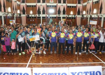 AHMAD RAFER Che Kassim (tujuh kanan) bersama pemenang Kejohanan Badminton Piala Yayasan Guru Tun Hussein Onn (YGTHO) 2023 di Institut Aminuddin Baki (IAB) Genting Highlands di Bentong, Pahang. - UTUSAN/SALEHUDIN MAT RASAD
