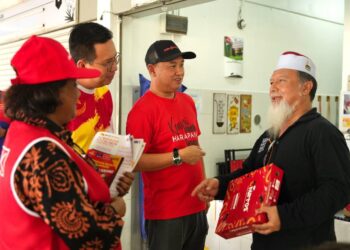 LWI Kian Keong menyantuni mesra para peniaga dan pengunjung ketika sesi tinjauan berkempen di sekitar Pantai Bagan Lalang, Sepang. - UTUSAN/AMREE AHMAD