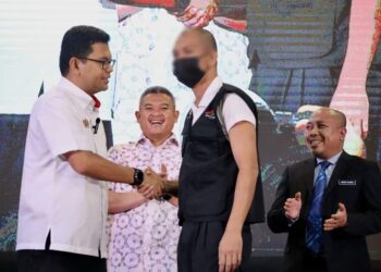 AKMAL Nasrullah Mohd. Nasir bersalam dengan salah seorang peserta Inisiatif Pensijilan Kemahiran Malaysia di Kompleks Penjara Melaka, Sungai Udang, Melaka.