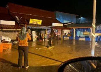 KEADAAN rumah penduduk dinaiki air banjir selepas hujan lebat tanpa henti selama dua jam semalam. - UTUSAN/SALEHUDIN MAT RASAD