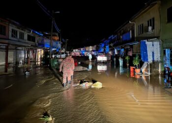 BANJIR kilat mengakibatkan lapan sekeluarga terpaksa dipindahkan di Kampung Sri Jaya, Maran, Pahang. - FOTO IHSAN JBPM PAHANG