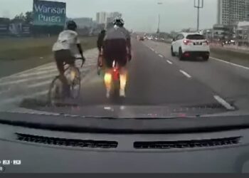 TANGKAP layar video tular sebuah kereta merempuh dua penunggang basikal disahkan berlaku di Jalan Dengkil, Kota Warisan, Sepang, Selangor.