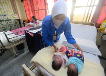 BAYI merdeka yang dilahirkan di Hospital Tengku Ampuan Afzan (HTAA) di Kuantan, Pahang. - FOTO/SHAIKH AHMAD RAZIF