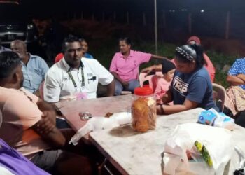 NAGESWARAN Ravi mendengar pemasalahan penduduk Ladang Tumbuk yang dirobohkan kediaman mereka di Sepang. - UTUSAN/AMREE AHMAD