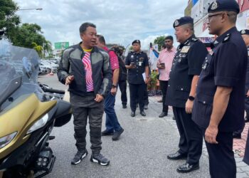 HAZANI Ghazali (kiri) dan ahli konvoi disambut Khaw Kok Chin (dua,kanan) di Juru Autocity, Butterworth, Pulau Pinang hari ini. - Pix: SITI NUR MAS ERAH AMRAN