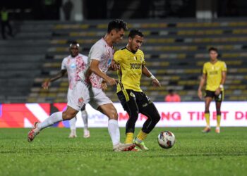 WAN Zack Haikal Wan Noor (kanan) baru sahaja menandatangani kontrak setahun lagi dengan Perak FC.  - UTUSAN