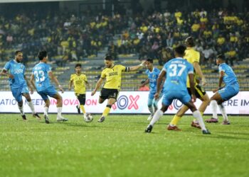 PEMAIN Perak FC, Luciano Guaycochea melakukan percubaan sambil cuba dihalang pemain Penang FC dalam perlawanan Liga Super di Stadium Perak, Ipoh. - UTUSAN/MUHAMAD NAZREEN SYAH MUSTHAFA