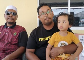 MOHAMMAD Hafiz Johari, suami kepada wanita yang meninggal dunia hari ini dalam kejadian bot karam semalam bersama anaknya, Ainul Mardiah ketika ditemui di Bagan Tiang, Parit Buntar. - UTUSAN/WAT KAMAL ABAS