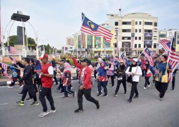 SEBAHAGIAN daripada peserta yang menyertai Pelancaran Bulan Kebangsaan dan Kibar Jalur Gemilang Langkah Madani 2023 di Kuala Terengganu, hari ini. - UTUSAN/TENGKU DANISH BAHRI TENGKU YUSOFF