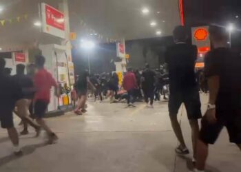 TANGKAP layar video pergaduhan yang tular di laman sosial antara penyokong Penang FC dan Kedah FC sebaik tamat perlawanan Liga Super di Stadium Bandaraya, George Town, Pulau Pinang malam tadi.