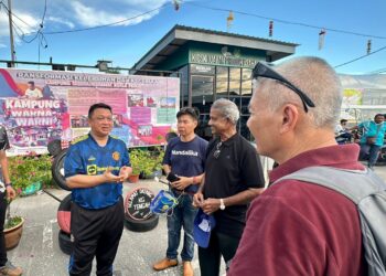 TUANKU Syed Faizuddin Putra Jamalullail berkenan berangkat ke program ‘Treasure Hunt’ di Kuala Perlis, semalam.-UTUSAN