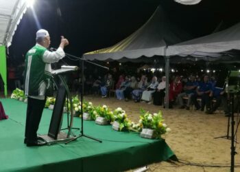 MUHYIDDIN berucap di hadapan penyokong PN pada Ceramah Grand Finale di Bukit Kuang, Kemaman, malam tadi. - UTUSAN/NIK NUR IZZATUL HAZWANI NIK ADNAN