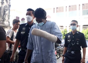 MOHAMMAD AZMIN Hamanullah, 28, ketika dihadapkan di Mahkamah Sesyen, George Town, Pulau Pinang hari ini atas dua tuduhan cubaan membunuh anak saudaranya berusia 44 hari dan tiga tahun, pada 2 Ogos lalu. - Pic: IQBAL HAMDAN