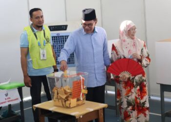 ANWAR Ibrahim bersama isteri, Dr. Wan Azizah Wan Ismail ketika mengundi bagi kerusi DUN Permatang Pasir di SK Seri Penanti, Permatang Pauh, Pulau Pinang hari ini. - Pic: IQBAL HAMDAN