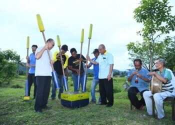 MOHD. Shukri Ramli (kiri) turut sama bermain persembahan alu bunyi yang berusia ratusan tahun bersama ahli kumpulan kesenian berkenaan di Kampung Nesam, Kangar, Perlis hari ini.- UTUSAN/IZLIZAN OTHMAN