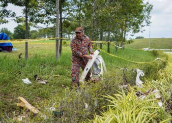 ANGGOTA bomba mengutip serpihan jet eksekutif yang terhempas di Elmina, Shah Alam untuk dikumpul 
semula bagi tujuan siasatan semalam. – UTUSAN/ SHIDDIEQIIN ZON