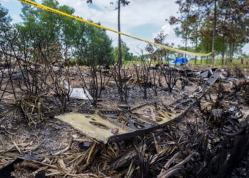 ANTARA serpihan kapal terbang terhempas di Elmina, Shah Alam Selangor. - UTUSAN/SHIDDIEQIIN ZON
